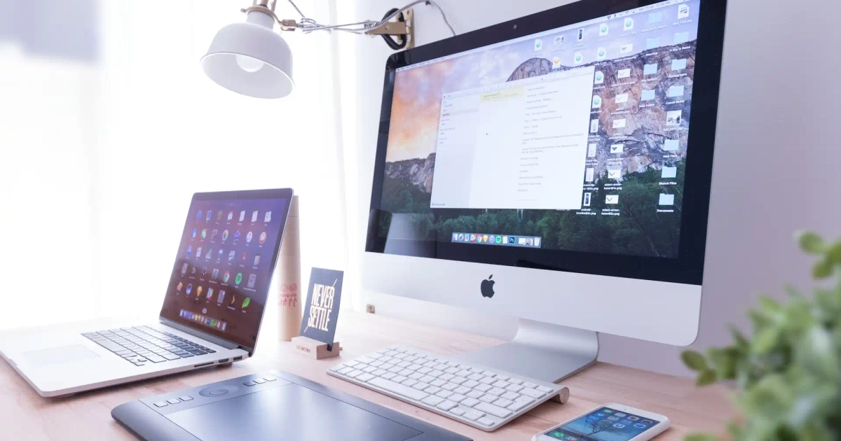 un setup de apple con una IMac y una AirBook