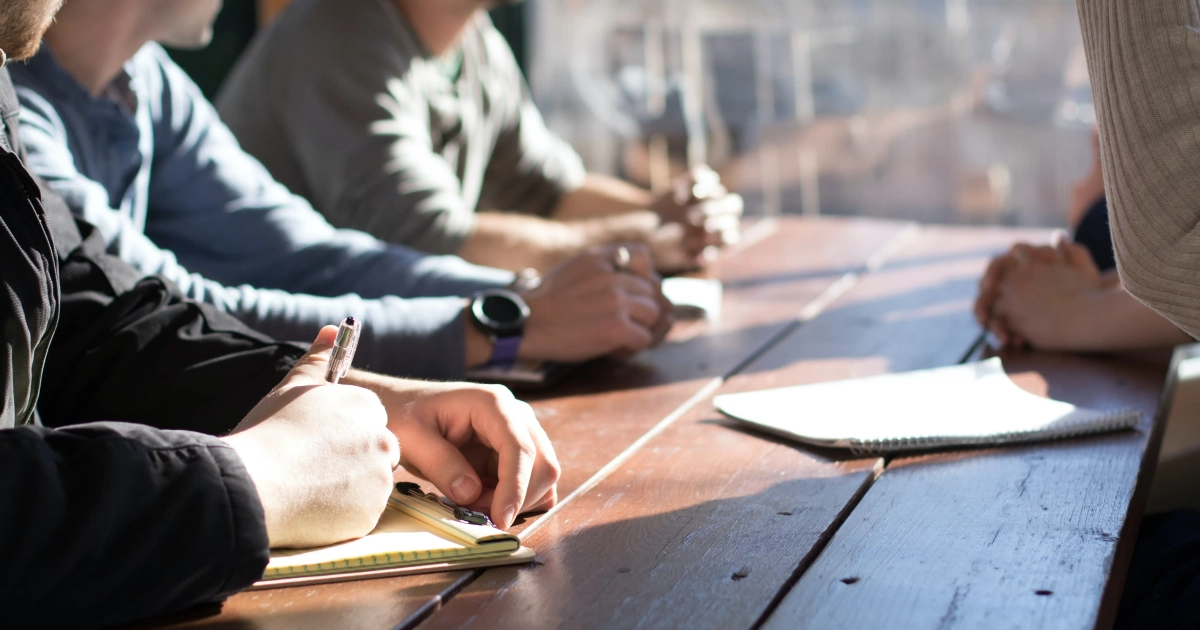un equipo de trabajo usando la metodología SCRUM