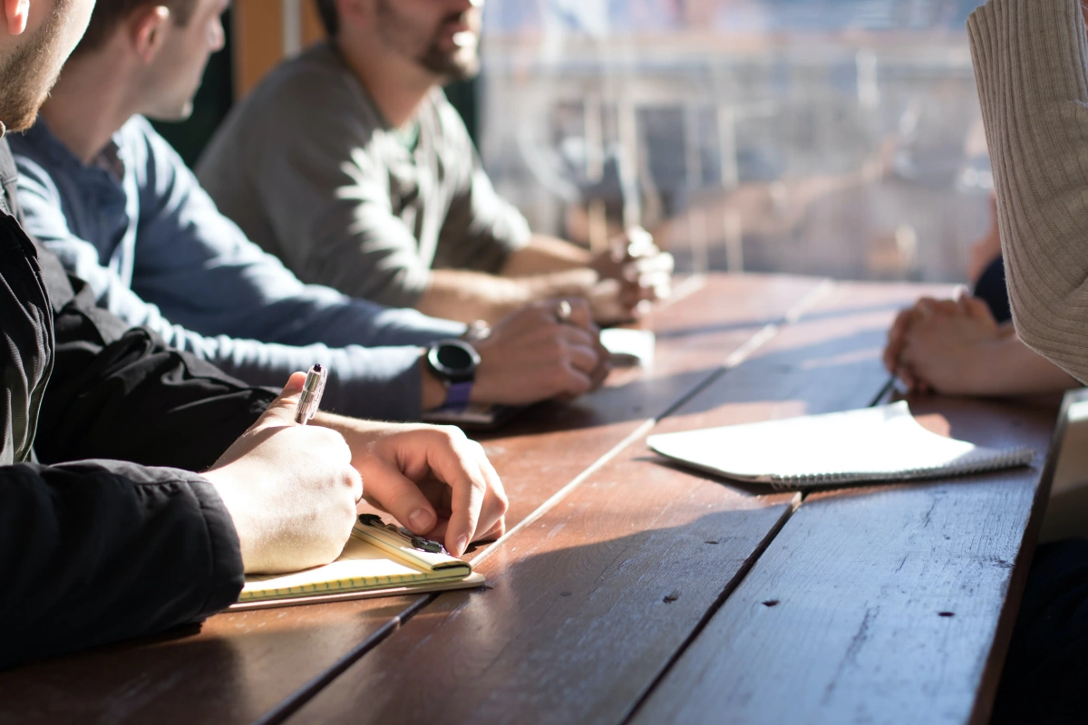 un equipo de trabajo usando la metodología SCRUM