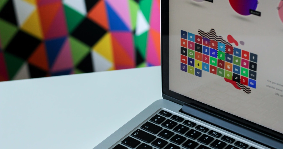 un setup de apple con una IMac y una AirBook